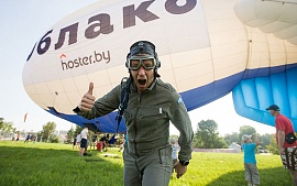 hoster.by запустил дирижабль под названием «Облако» над Минском, чтобы подписать договор с клиентом